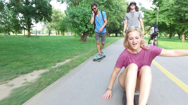  Frau genießt mit Freunden auf Skateboard - Filmmaterial, Video