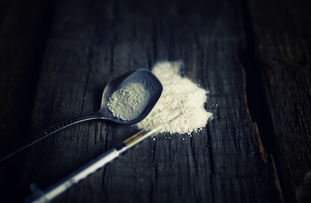 ilaç şırınga kaşık kokain ile kirli ahşap zemin - Fotoğraf, Görsel
