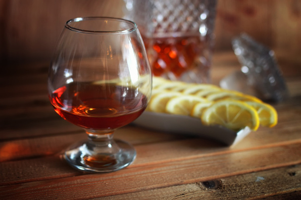 alcohol brandy conjunto de vidrio y jarra
 - Foto, Imagen