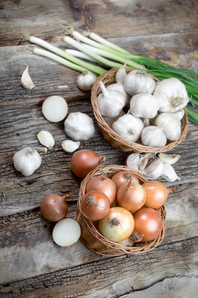 Cebolla orgánica, ajo y cebolla de primavera en la mesa
  - Foto, Imagen