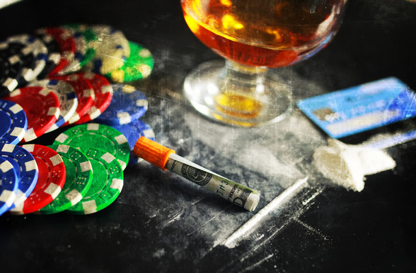 porysować zdjęcie koncepcja uzależnienia od kokainy alkoholu szkła narkotyków - Zdjęcie, obraz