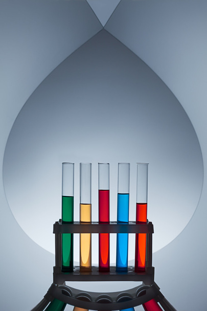 Artículos de vidrio de laboratorio con líquidos
 - Foto, Imagen