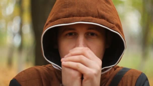 der junge Mann wärmt seine Hände - Filmmaterial, Video