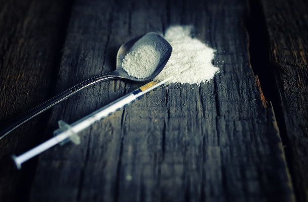 βρώμικο ξύλινο πάτωμα με φάρμακο σύριγγα κουτάλι cocain - Φωτογραφία, εικόνα