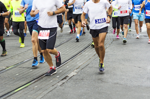 Corrida de corredores de maratona nas ruas da cidade, movimento turvo
 - Foto, Imagem