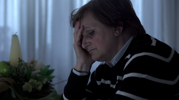  yaşlı kadın üzgün ve düşünceli alacakaranlık - Video, Çekim