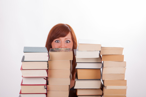 Молодая красивая женщина с большим количеством книг
 - Фото, изображение