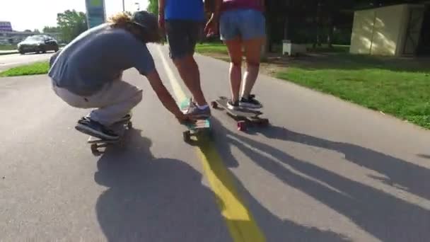 men and woman skateboarding - Séquence, vidéo
