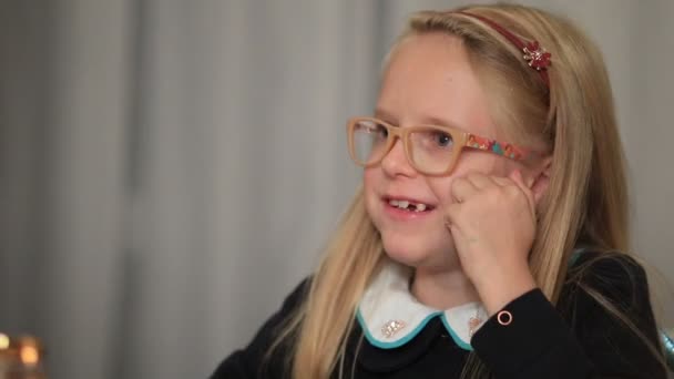 ausdrucksstarkes kleines Mädchen erzählt interessante Geschichte - Filmmaterial, Video