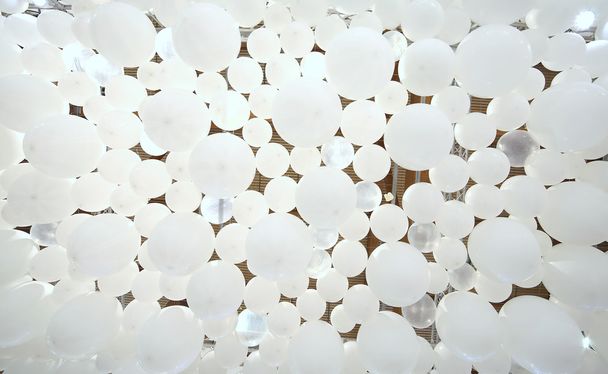 veel ballonnen opknoping van het plafond tijdens een ceremonie en cel - Foto, afbeelding