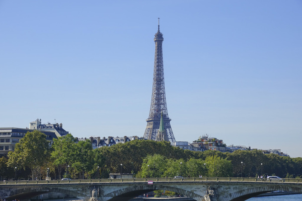 De Eiffeltoren in Parijs - uitzicht vanaf Alexandre Iii Bridge - Foto, afbeelding