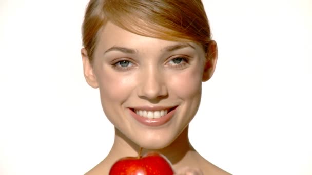 Ritratto di bella e sexy donna con mela rossa in mano
 - Filmati, video