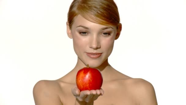 portrét krásné a sexy ženy držící červené jablko - Záběry, video