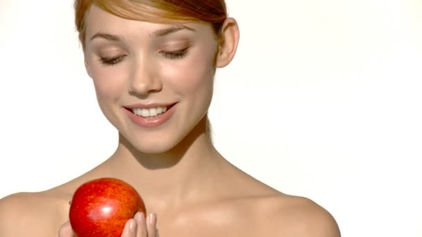 Ritratto di bella e sexy donna che mangia mela rossa
 - Filmati, video