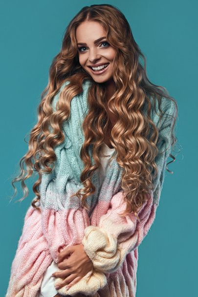 Портрет красивой улыбающейся блондинки с длинными волосами
 - Фото, изображение