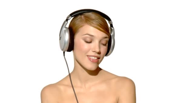 Retrato de mujer hermosa y sexy cantando en auriculares
 - Metraje, vídeo