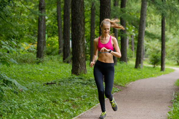 joven mujer corriendo en el parque - Foto, imagen