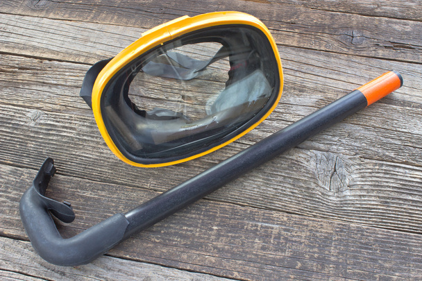 Gafas de buceo con snorkel sobre fondo de madera
 - Foto, imagen