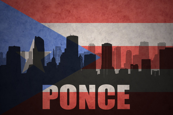 abstracte silhouet van de stad met tekst Ponce op de vintage puerto Ricaanse vlag - Foto, afbeelding