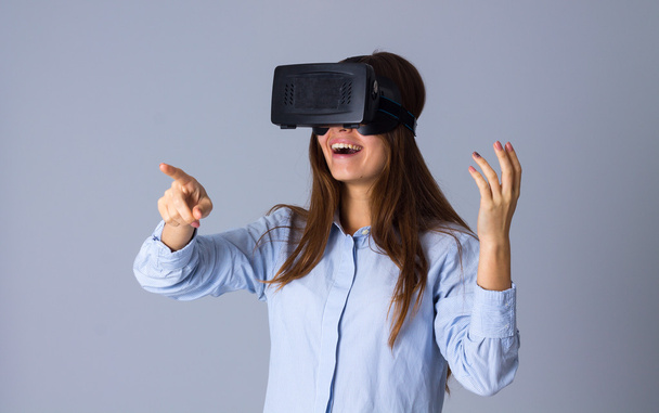 Donna che utilizza occhiali VR - Foto, immagini