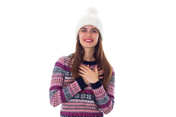 Nő-ban pulóver és fehér kalap - Fotó, kép