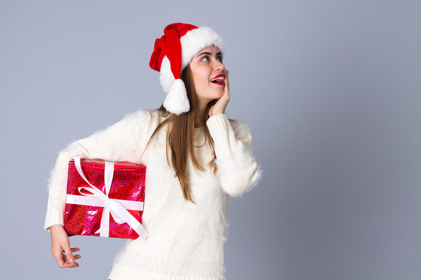Frau mit rotem Weihnachtsmütze mit Geschenken - Foto, Bild