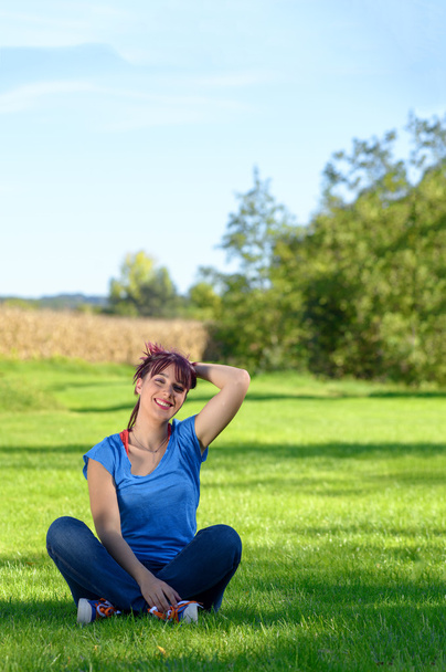 krásná mladá žena, sedící v trávě - Fotografie, Obrázek