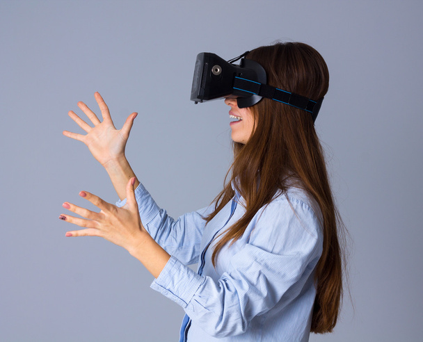 Woman using VR glasses - Foto, Imagem