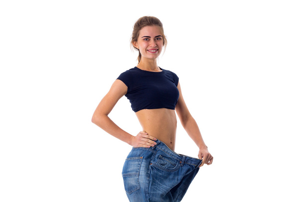 Mujer que usa jeans de tamaño mucho más grande
 - Foto, Imagen