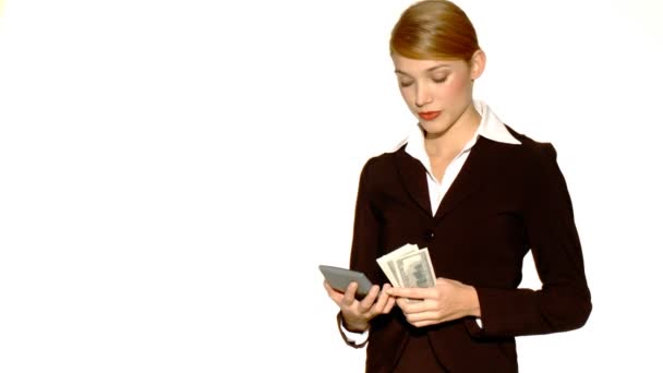 mooie jonge zakenvrouw is het tellen van geld - Video