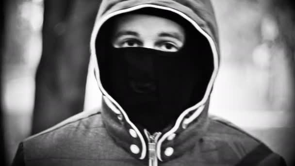 молодой человек в маске - Кадры, видео