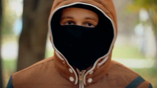 junger Mann mit Maske - Filmmaterial, Video