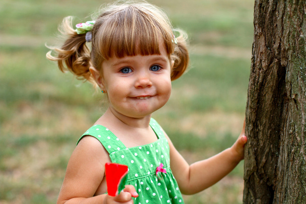 Caucásico niña comiendo dulces
 - Foto, Imagen