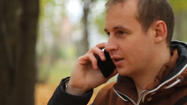 Mladý muž mluví po telefonu - Záběry, video