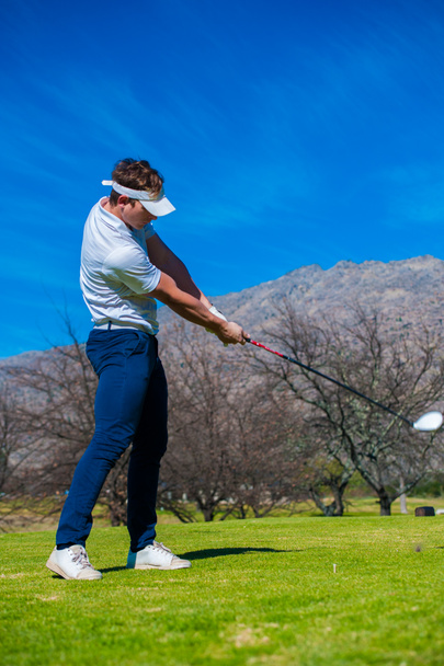 Blick auf einen Golfer beim Abschlag von einem Golfabschlag - Foto, Bild