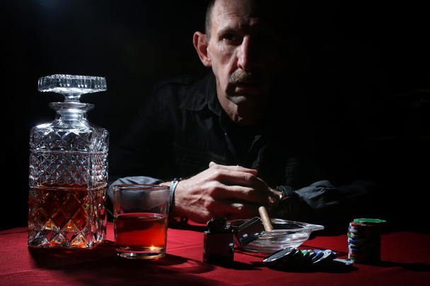 uomo fumare pipa e giocare a poker
 - Foto, immagini