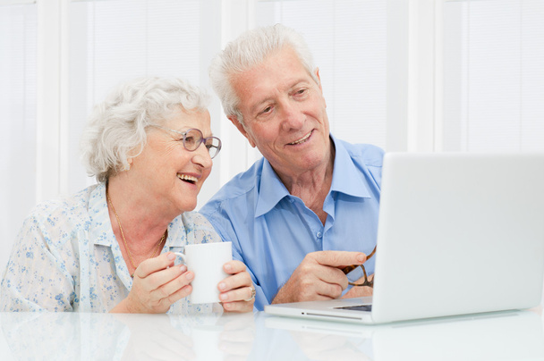 Senior couple at laptop - Фото, зображення