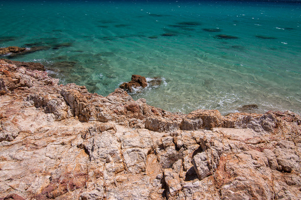 Widokiem na morze w miejscowości Pinus, Sardynia. - Zdjęcie, obraz