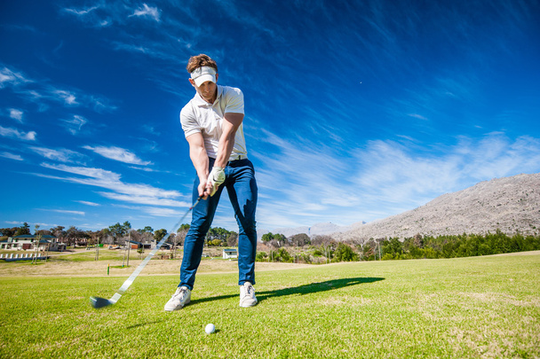 Golfer spielt einen Schlag auf dem Fairway - Foto, Bild