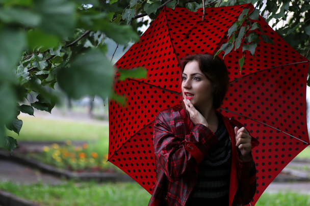 Žena v pláštěnku a deštník - Fotografie, Obrázek