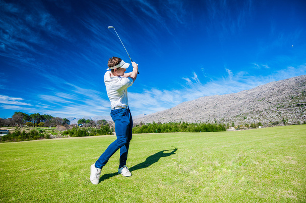 golfer spelen een shot op de fairway - Foto, afbeelding