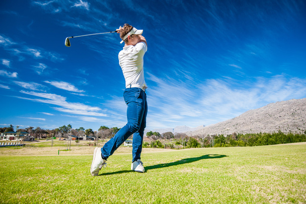golfista hraje ránu na fairwayi - Fotografie, Obrázek