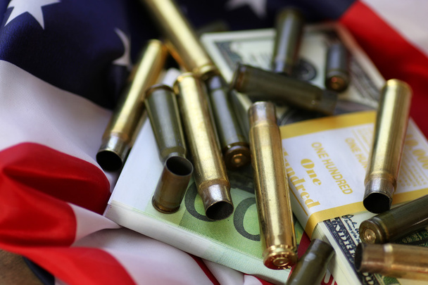 kogel en geld op de Amerikaanse vlag - Foto, afbeelding