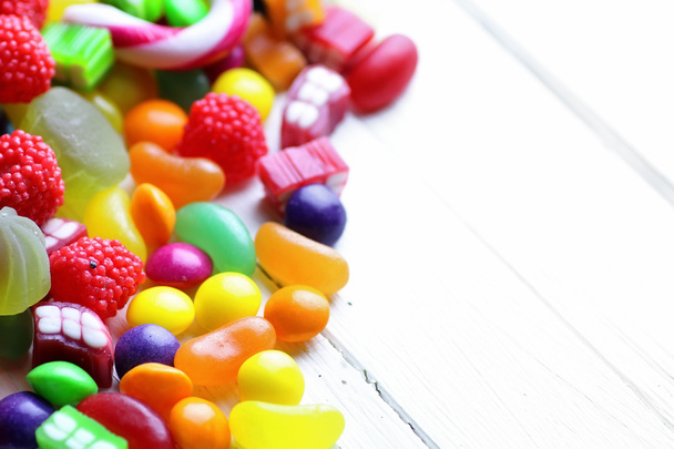 сладкие конфеты белый фон
 - Фото, изображение