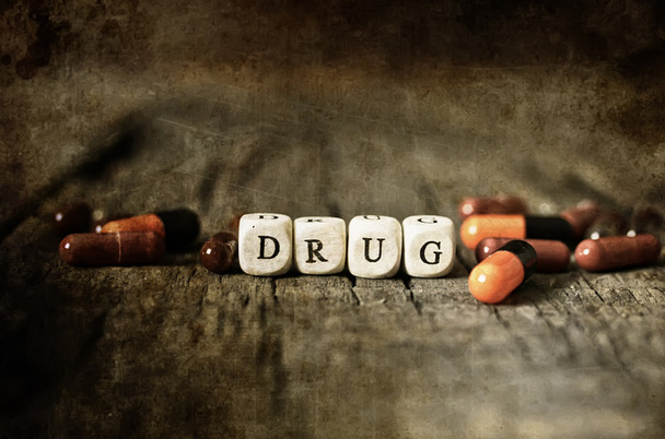 narkoman staré omšelé špinavé Foto drog pilulku na dřevěný stůl concept - Fotografie, Obrázek