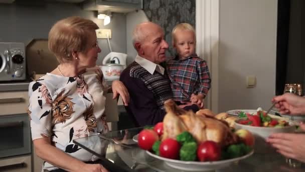 Happy family celebrating Thanksgiving holiday - Záběry, video