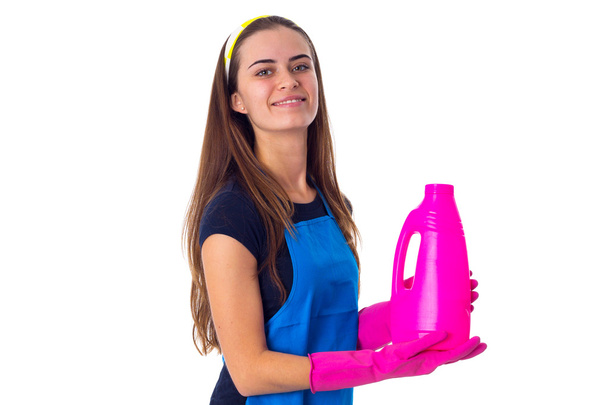 Frau in Schürze hält Waschmittel in der Hand - Foto, Bild