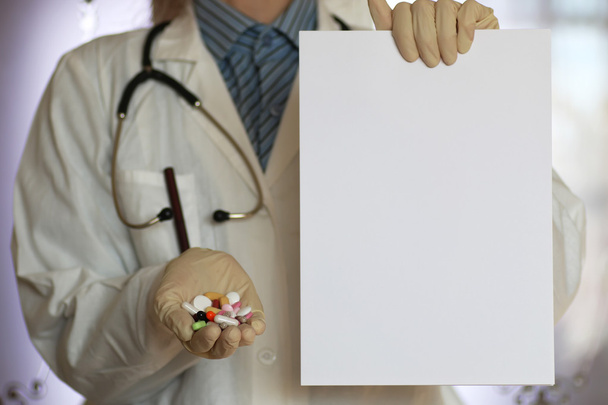 препараты в руке врача
 - Фото, изображение