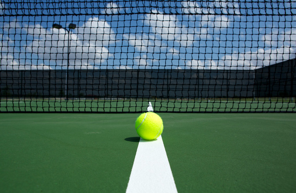μπάλα του τένις στο γήπεδο - Φωτογραφία, εικόνα
