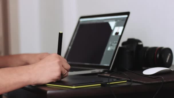 Πρόσωπο που χρησιμοποιεί φορητό υπολογιστή - Πλάνα, βίντεο